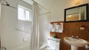 Une salle de bain avec une baignoire, des toilettes et un lavabo.