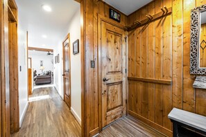 Interior - Exquisitely appointed-2BR+Loft-walk to Three Kings lift with private hot tub (Park City)