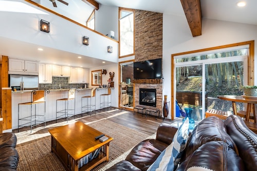 Exquisitely appointed-2BR+Loft-walk to Three Kings lift with private hot tub