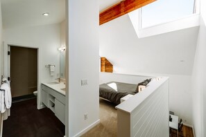 2 bedrooms, in-room safe, iron/ironing board, free WiFi