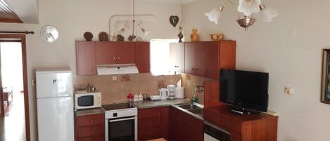 冷蔵庫、電子レンジ、オーブン、コンロ