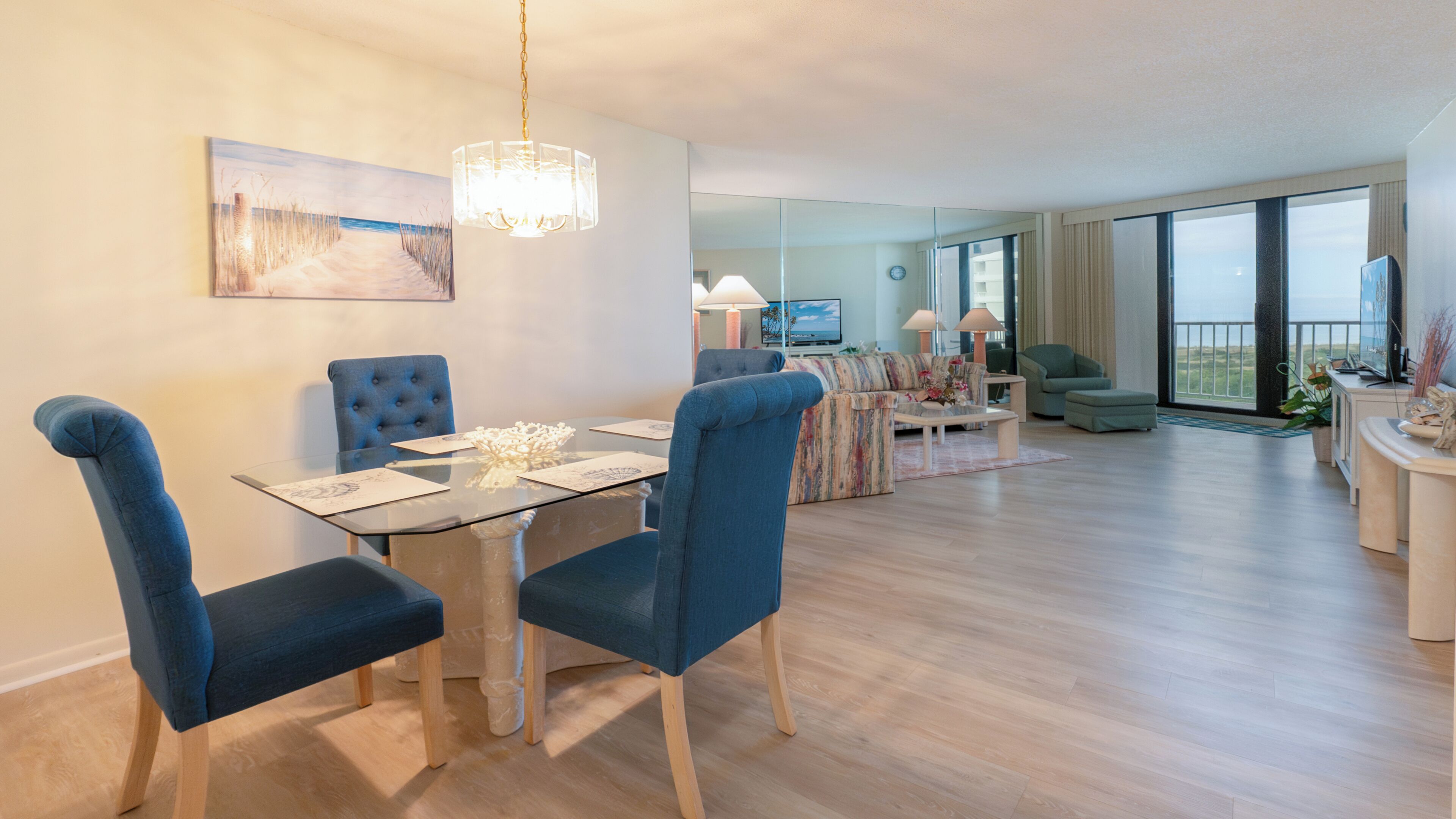 Un salon moderne comprenant un coin repas, une grande fenêtre et une vue sur l’ext érieur.