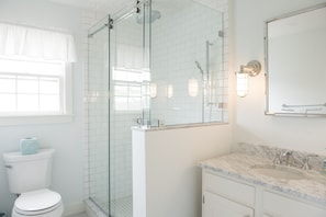 Een douche, een haardroger, handdoeken