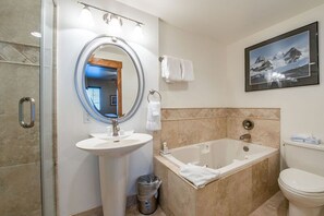 Secador de pelo, toallas, jabón, papel higiénico