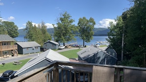 Un chalet au bord du lac, doté d’une terrasse avec vue sur l’eau, d’un quai et d’un bateau.