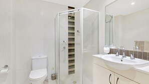 Combined shower/bathtub, towels