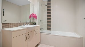 Combined shower/bathtub, towels - Ocean Views Unit 15 - The Entrance, NSW (The Entrance)
