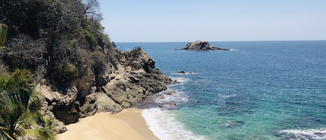 Plage, chaises longues, serviettes de plage
