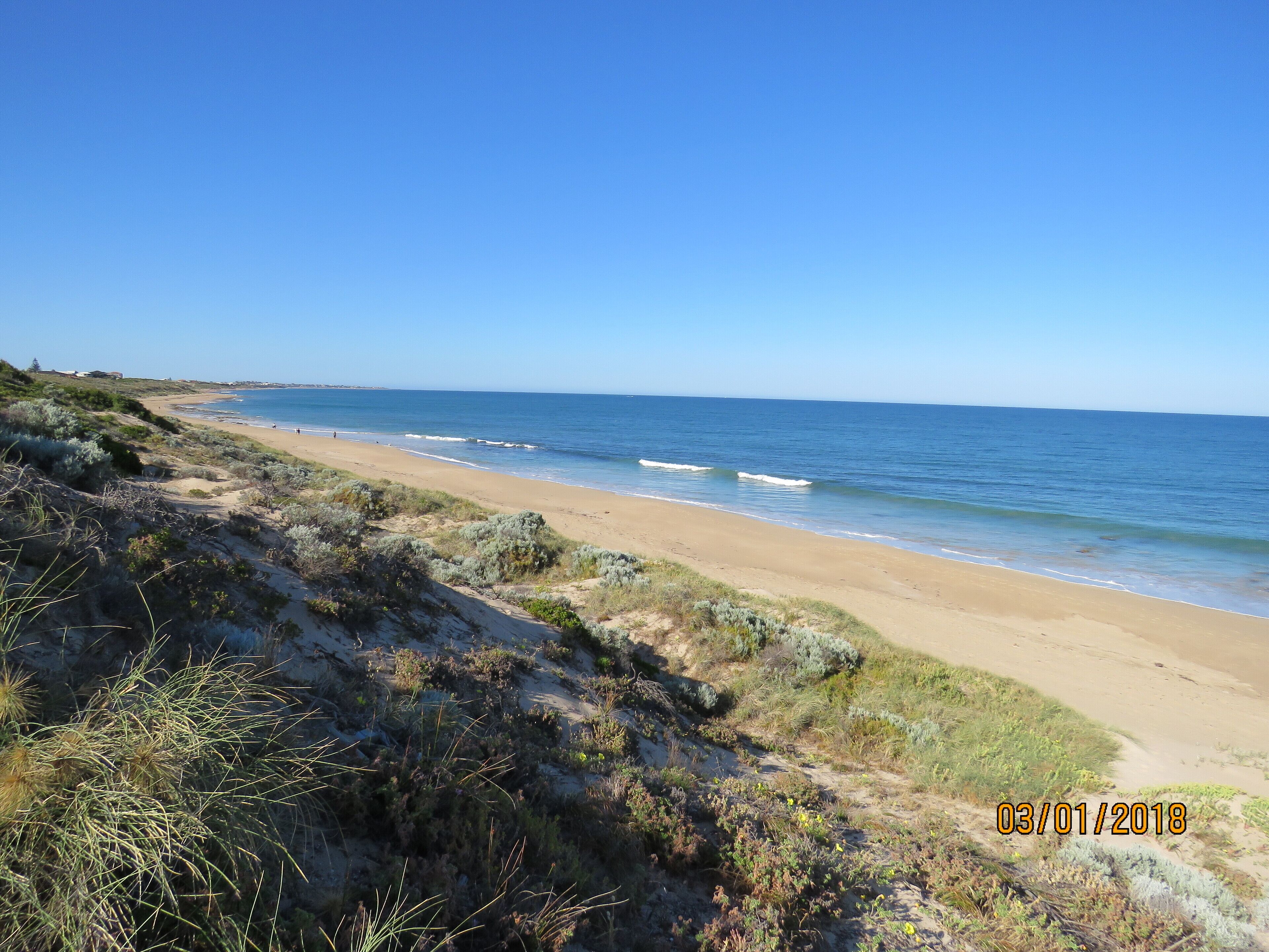 Plage, chaises longues, serviettes de plage