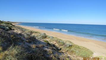 Plage, chaises longues, serviettes de plage
