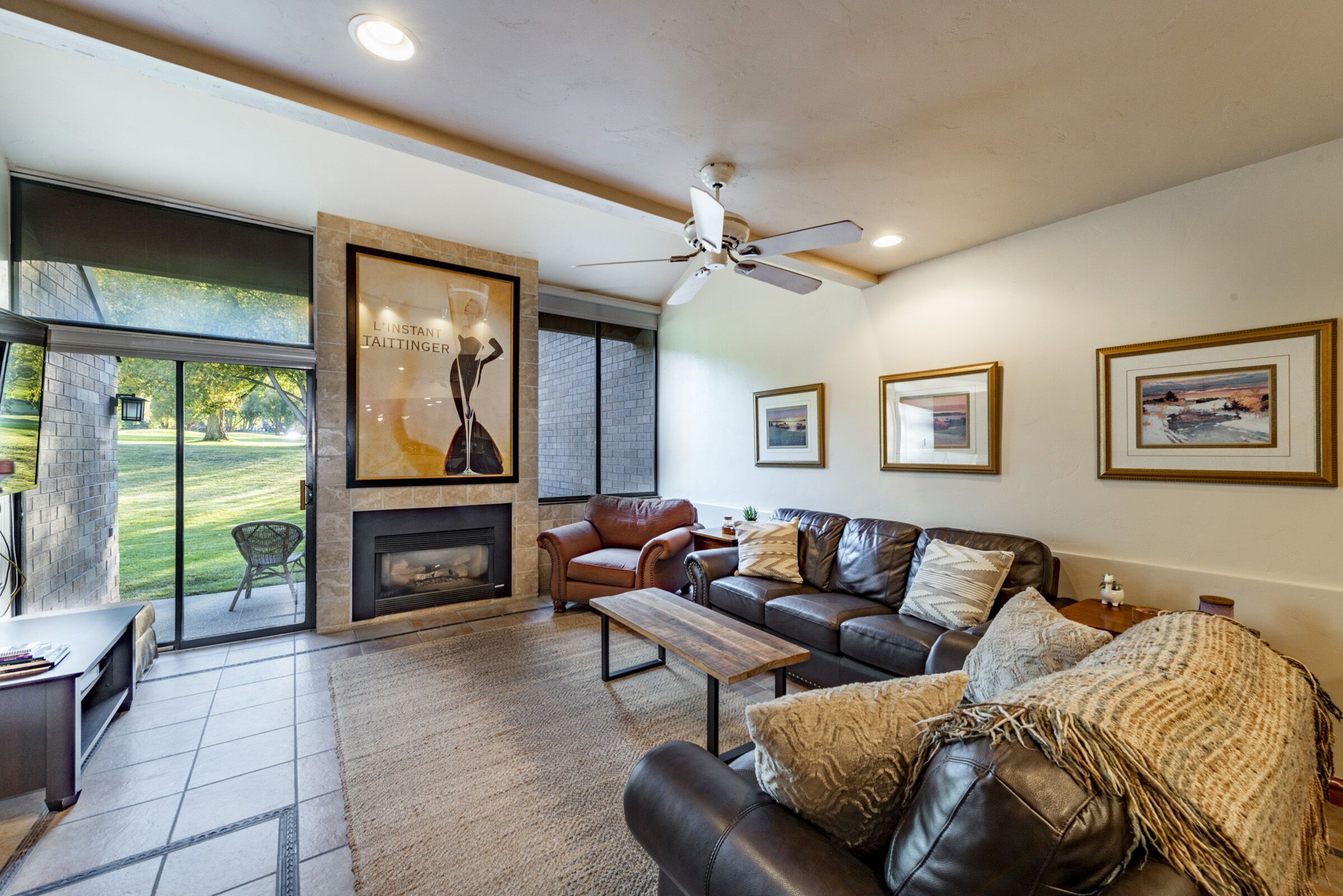 Télévision, cheminée