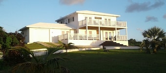 Finca espaciosa lujosa y moderna, vista al mar al atardecer, acceso a la playa