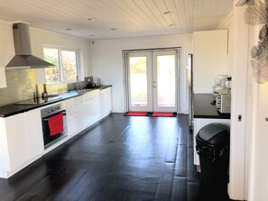 Frigorífico, microondas, horno y placa de cocina