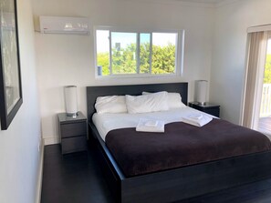 3 chambres, fer et planche à repasser, Wi-Fi, draps fournis