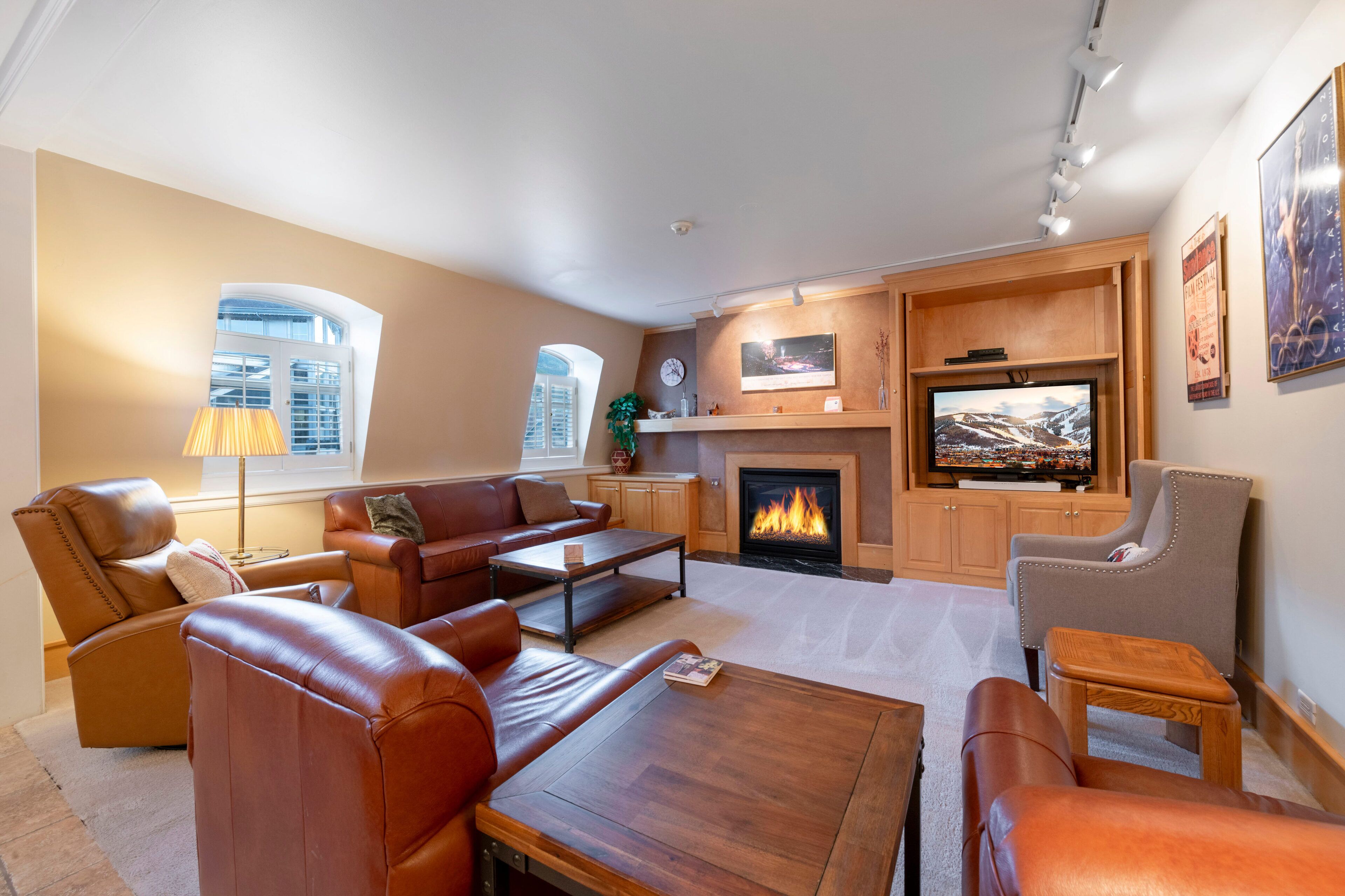 Smart TV, fireplace