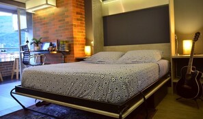 Safe på rommet, skrivebord og skrivebord for bærbar PC