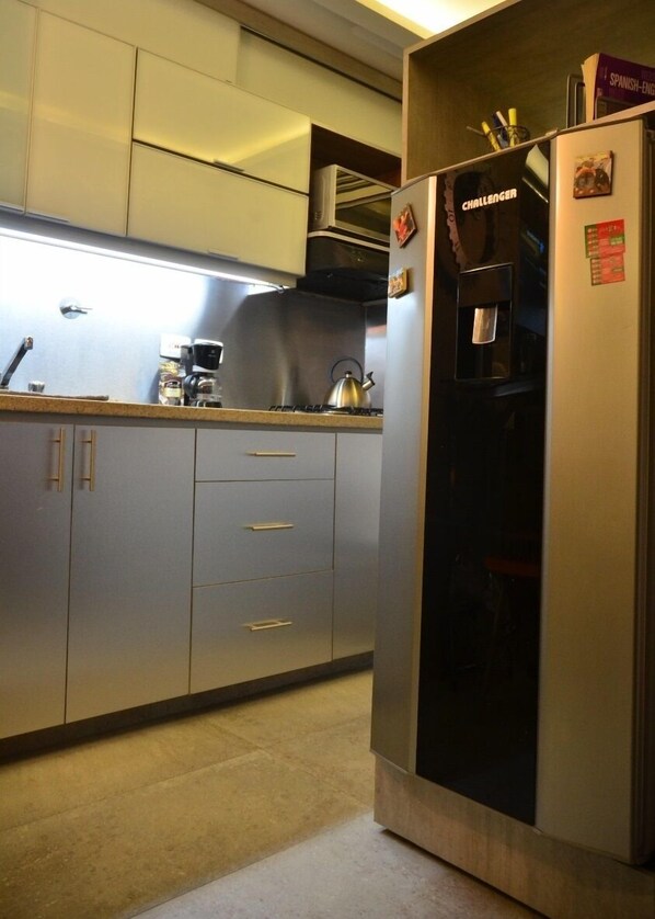 Kjøleskap, mikrobølgeovn, ovn og kokeplater