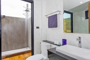 Haartrockner, Handtücher, Seife, Shampoo