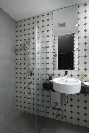 Shower, free toiletries, hair dryer, slippers - Sukhon Hotel (Bangkok)