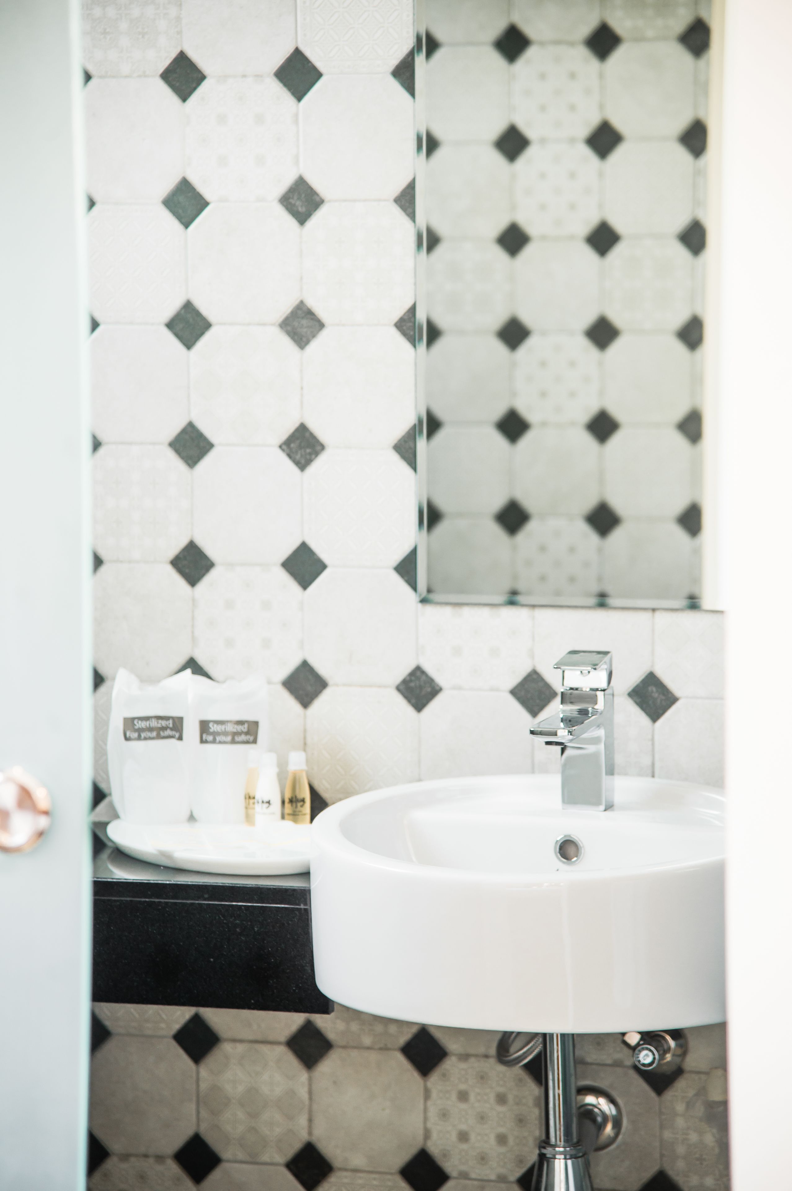 standard room, 1 queen bed, non smoking, city view | bathroom sink