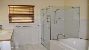 Bathtub, hair dryer, towels, soap - Baywater | Kingscote (Kingscote)