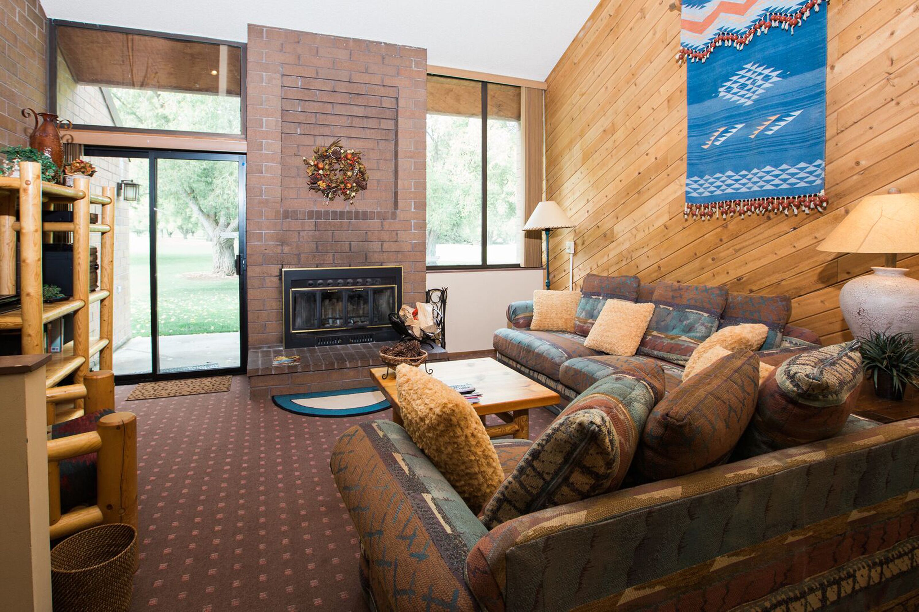 Télévision, cheminée, chaîne hi-fi