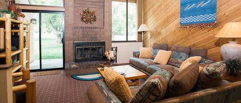 Fernseher, Kamin, Stereoanlage