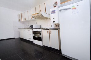 Fridge, microwave, coffee/tea maker, cookware/dishes/utensils - Estrada ASU (Córdoba)