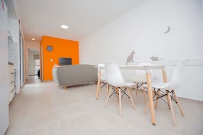 32-tums LED-tv med kabelkanaler och tv