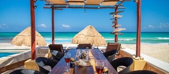 1 Bdr Lovely Beachside house,staff on site , Wi-fi, Chef, pool sleeps 2-3