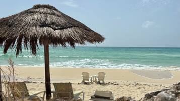 Ubicación cercana a la playa, tumbonas, sombrillas y toallas de playa