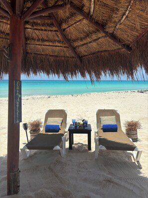 Playa en los alrededores, camastros, sombrillas y toallas de playa