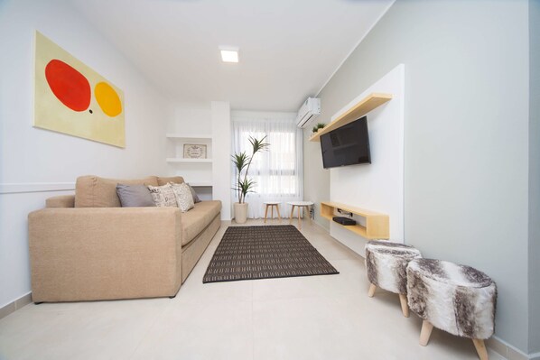 32-inch LED TV with cable channels, TV