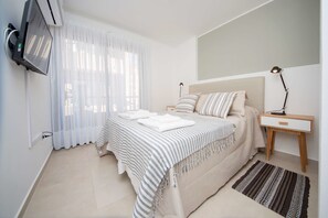 Iron/ironing board, free WiFi, bed sheets