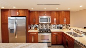 Refrigerador, microondas, horno, placa de cocina