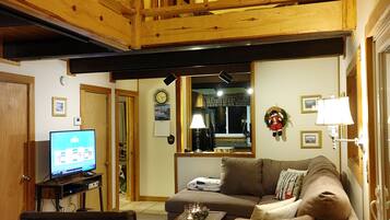 智能电视、壁炉、DVD 播放器、桌上足球