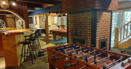 Pine Brook Lodge: mesa de billar, CA, sauna, chimenea, internet, bar, caminar a la ciudad