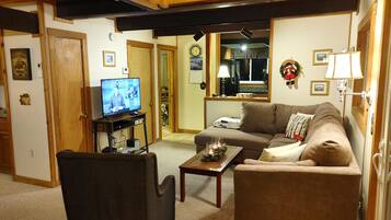 Smart-tv, pejs, dvd-afspiller, bordfodbold