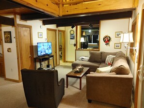 Smart-tv, pejs, dvd-afspiller, bordfodbold