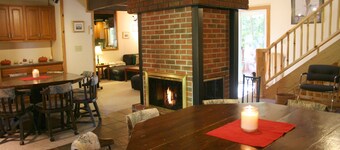 Pine Brook Lodge: pool table, AC, sauna, fireplaces, internet, bar, walk to town