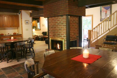 Pine Brook Lodge: pool table, AC, sauna, fireplaces, internet, bar, walk to town