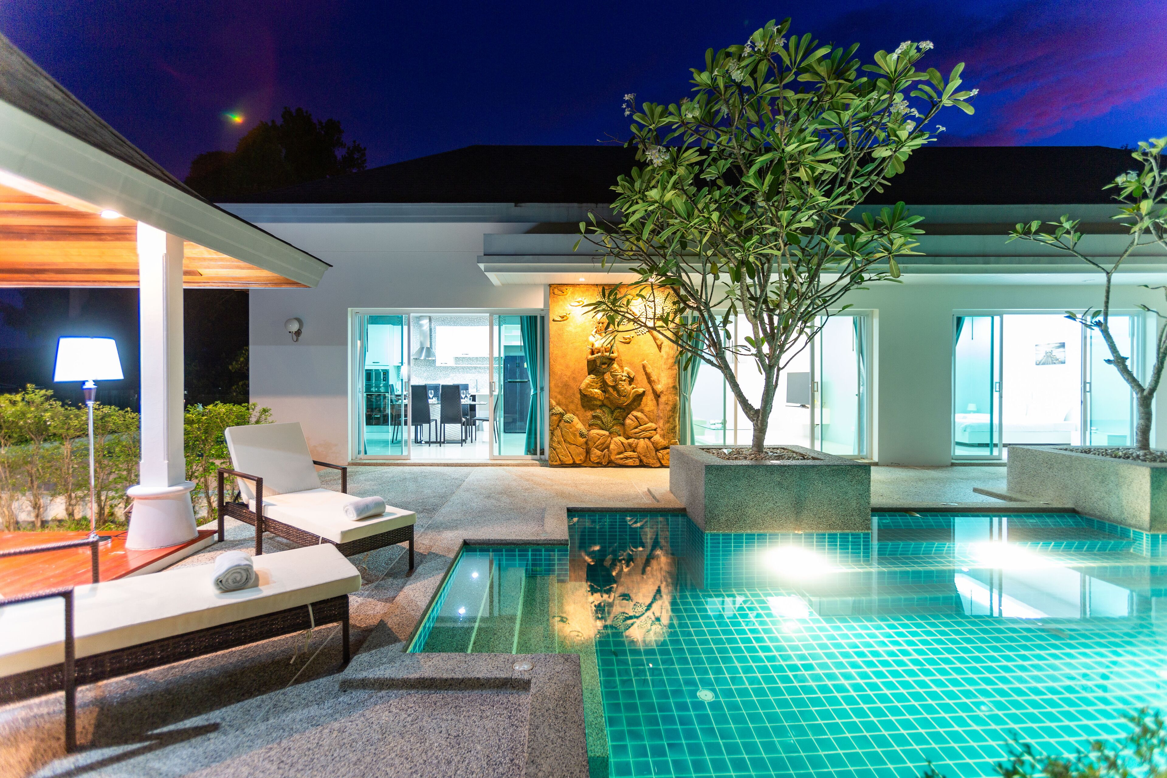 Indoor pool, outdoor pool