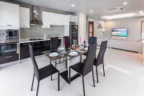 Fridge, microwave, oven, stovetop - Magnificent Villa with 3 Bedrooms and Pool! (Phuket)