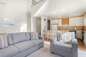 Smart TV, fireplace, streaming services - Short walk to Three Kings lift with year round heated pool and hot tub (Park City)