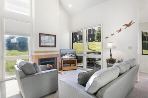 Smart TV, fireplace, streaming services - Short walk to Three Kings lift with year round heated pool and hot tub (Park City)
