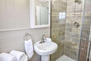 Shower, hair dryer, towels, shampoo - Across from Mayo beach walk to downtown! (Wellfleet)