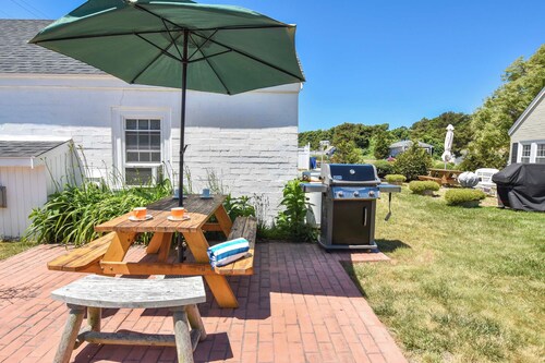 Across from Mayo beach walk to downtown!