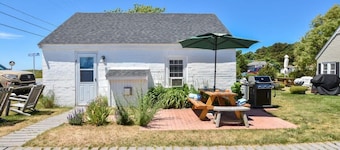 Across from Mayo beach walk to downtown!