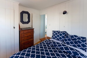 2 bedrooms, iron/ironing board, WiFi, bed sheets - Across from Mayo beach walk to downtown! (Wellfleet)