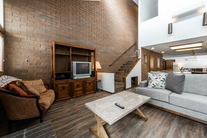 TV, fireplace - Spacious Park Avenue 3BR Silver 3.5 BA condo in Park City, Sleeps 8 (Park City)